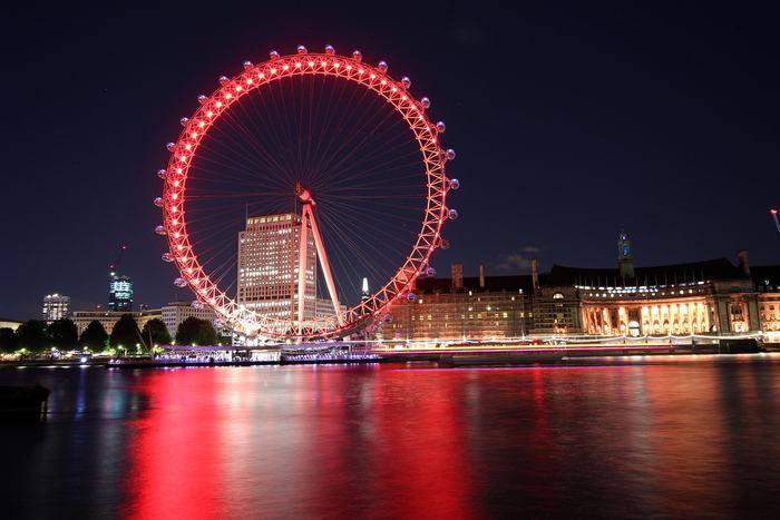 The London Eye illuminated at night